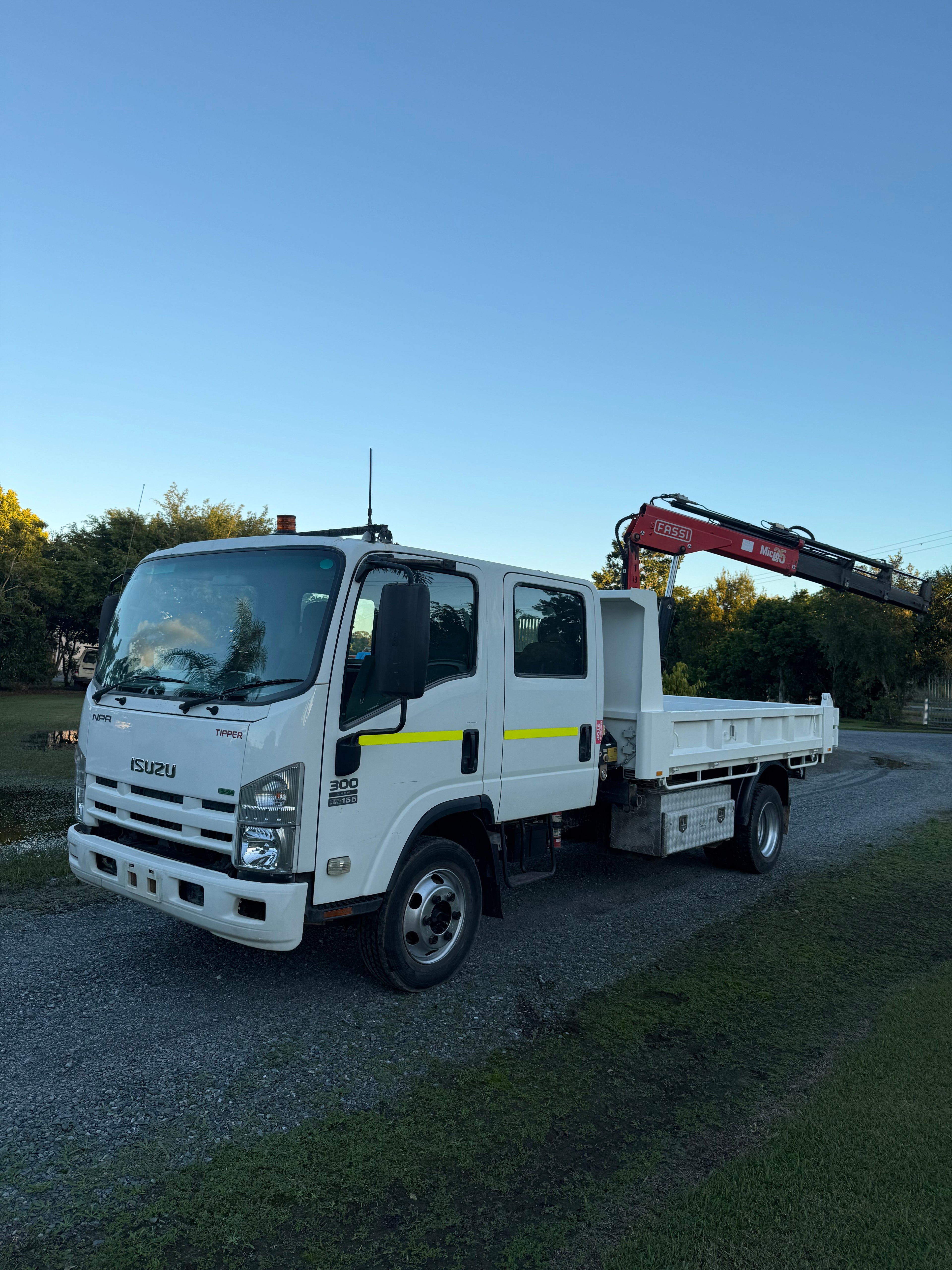NPR 300 dual cab tipper with HIAB