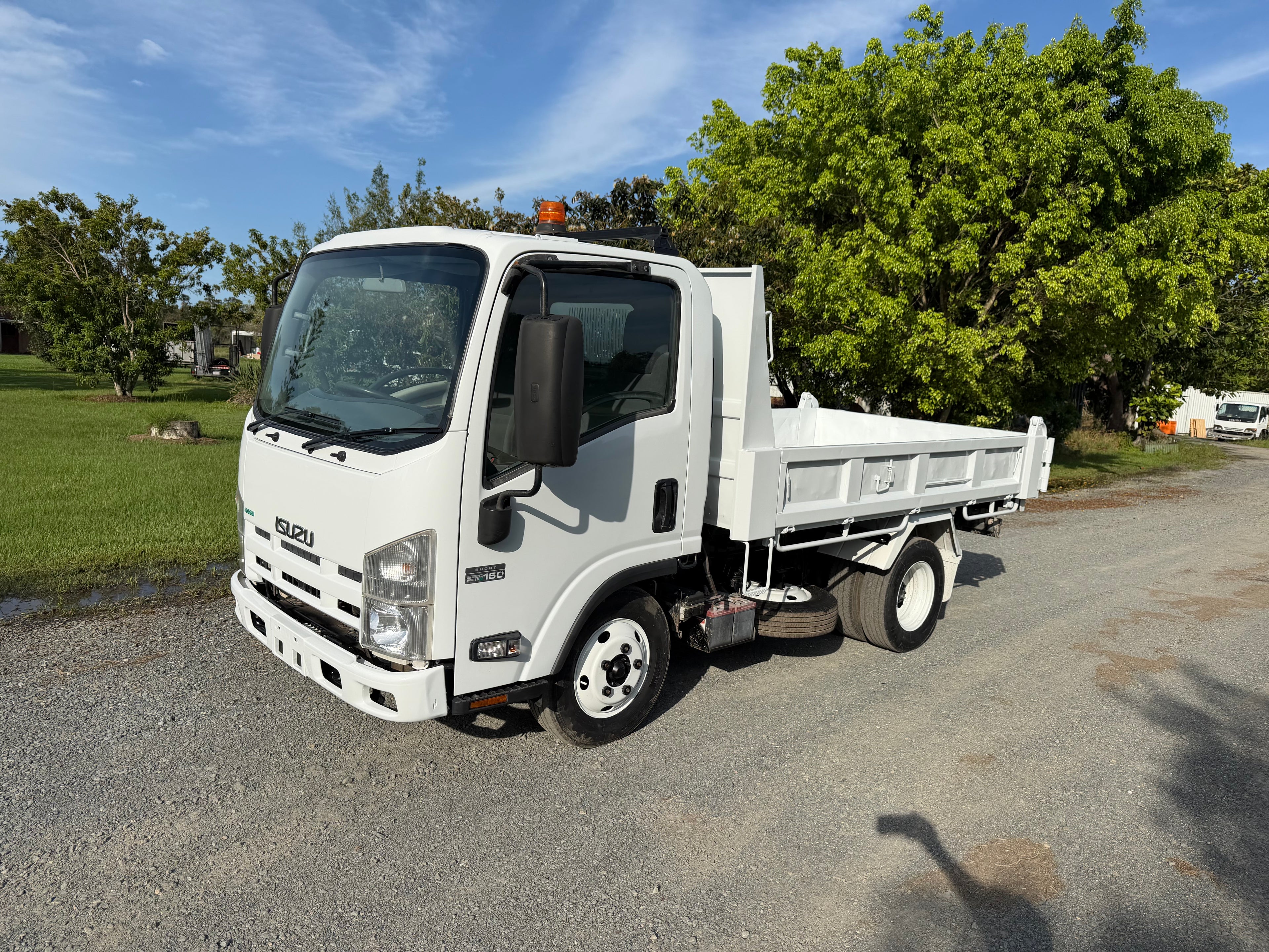 ISUZU NPR 200 tipper