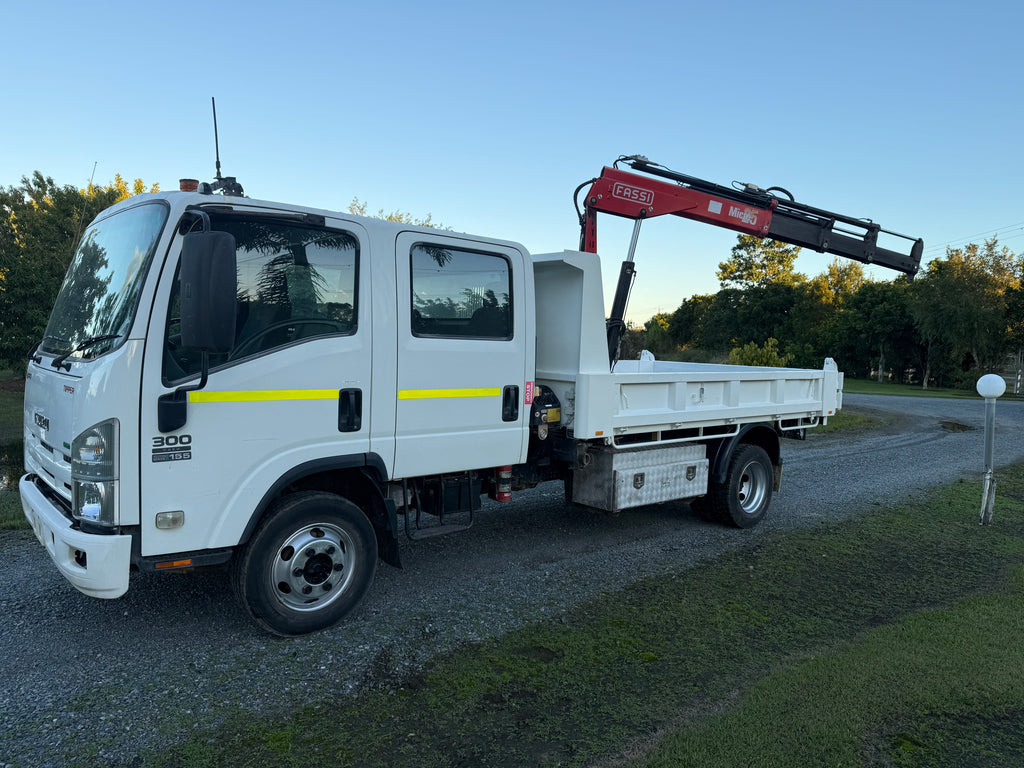NPR 300 dual cab tipper with HIAB