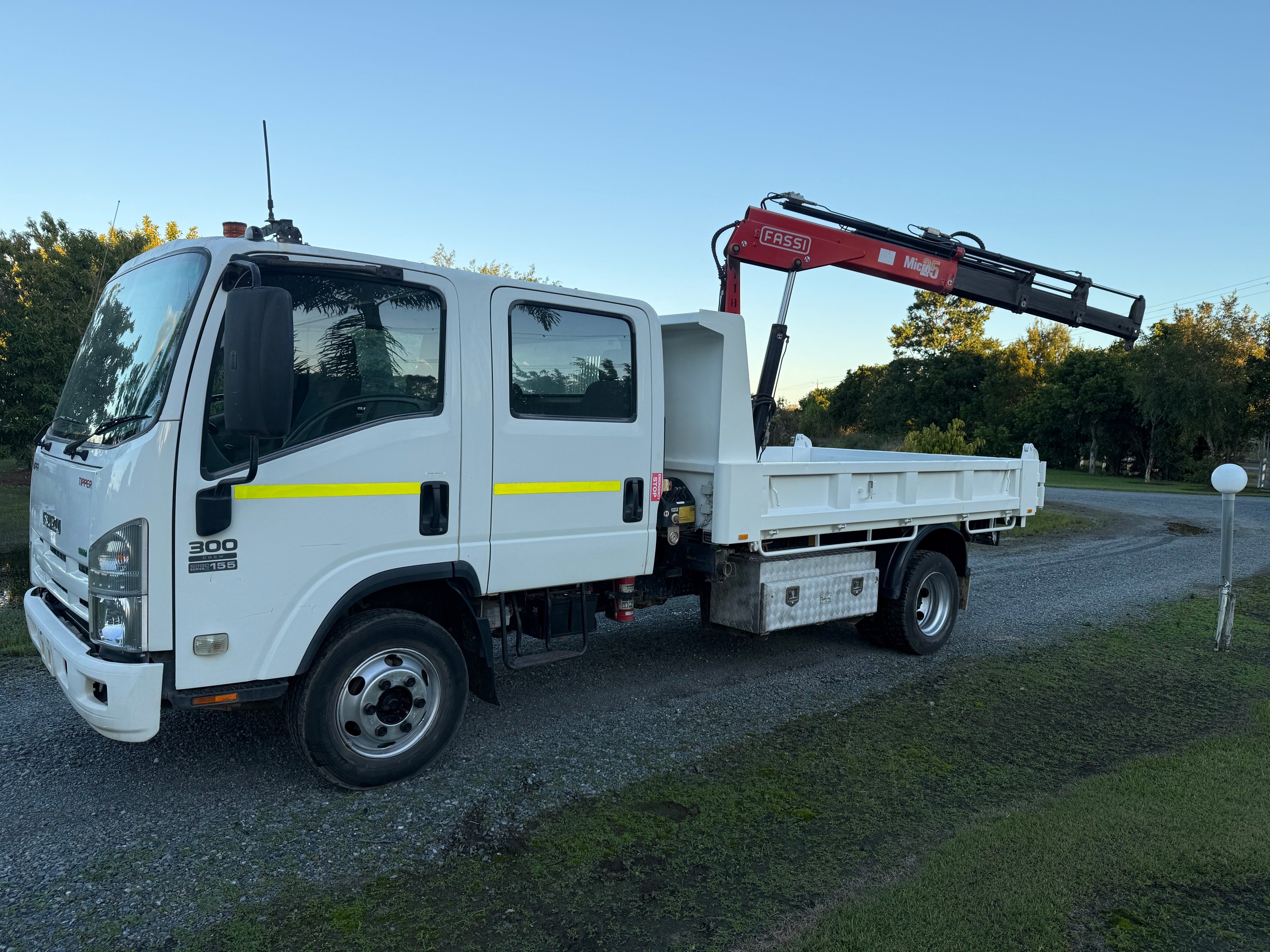 NPR 300 dual cab tipper with HIAB