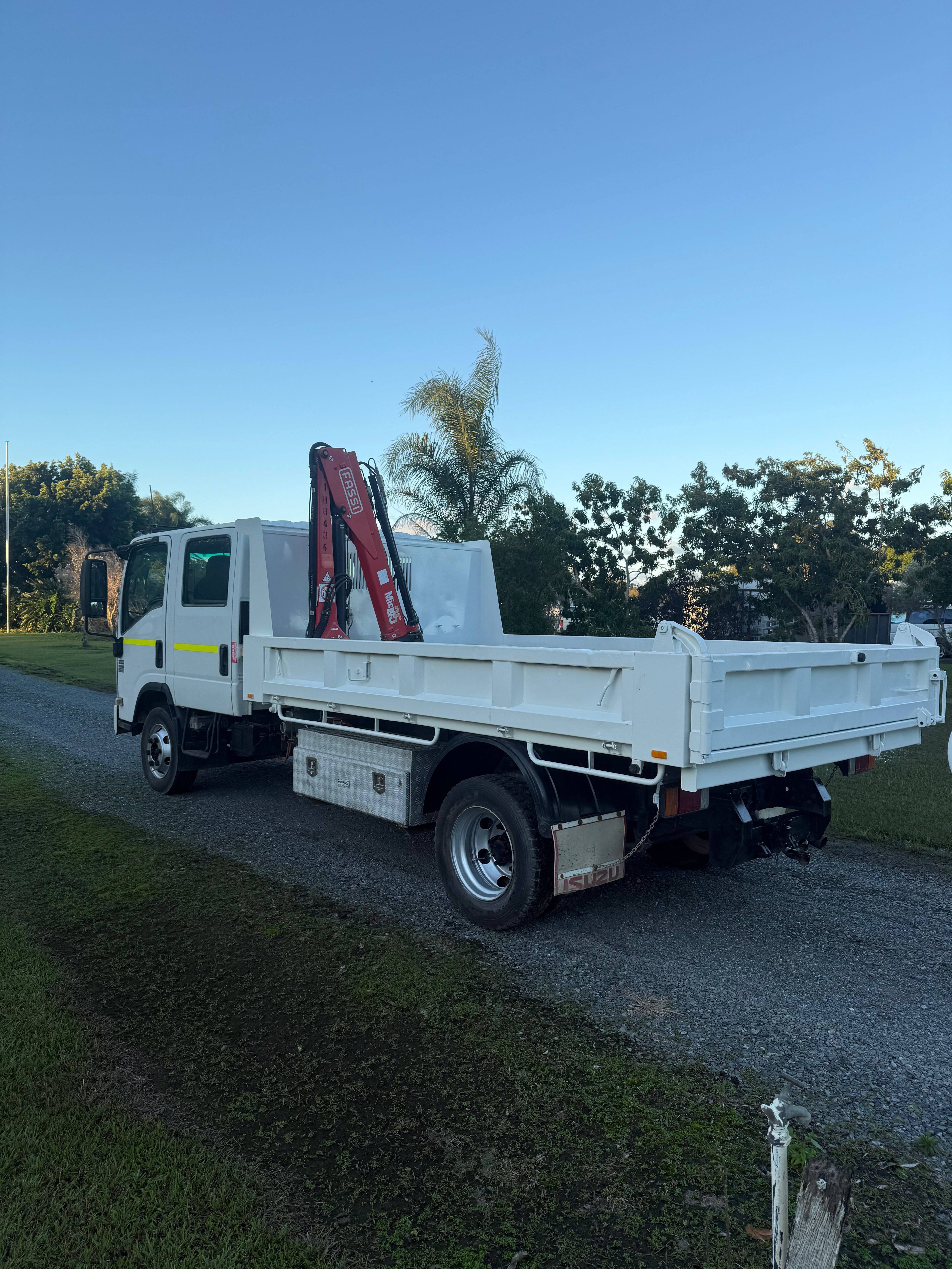 NPR 300 dual cab tipper with HIAB
