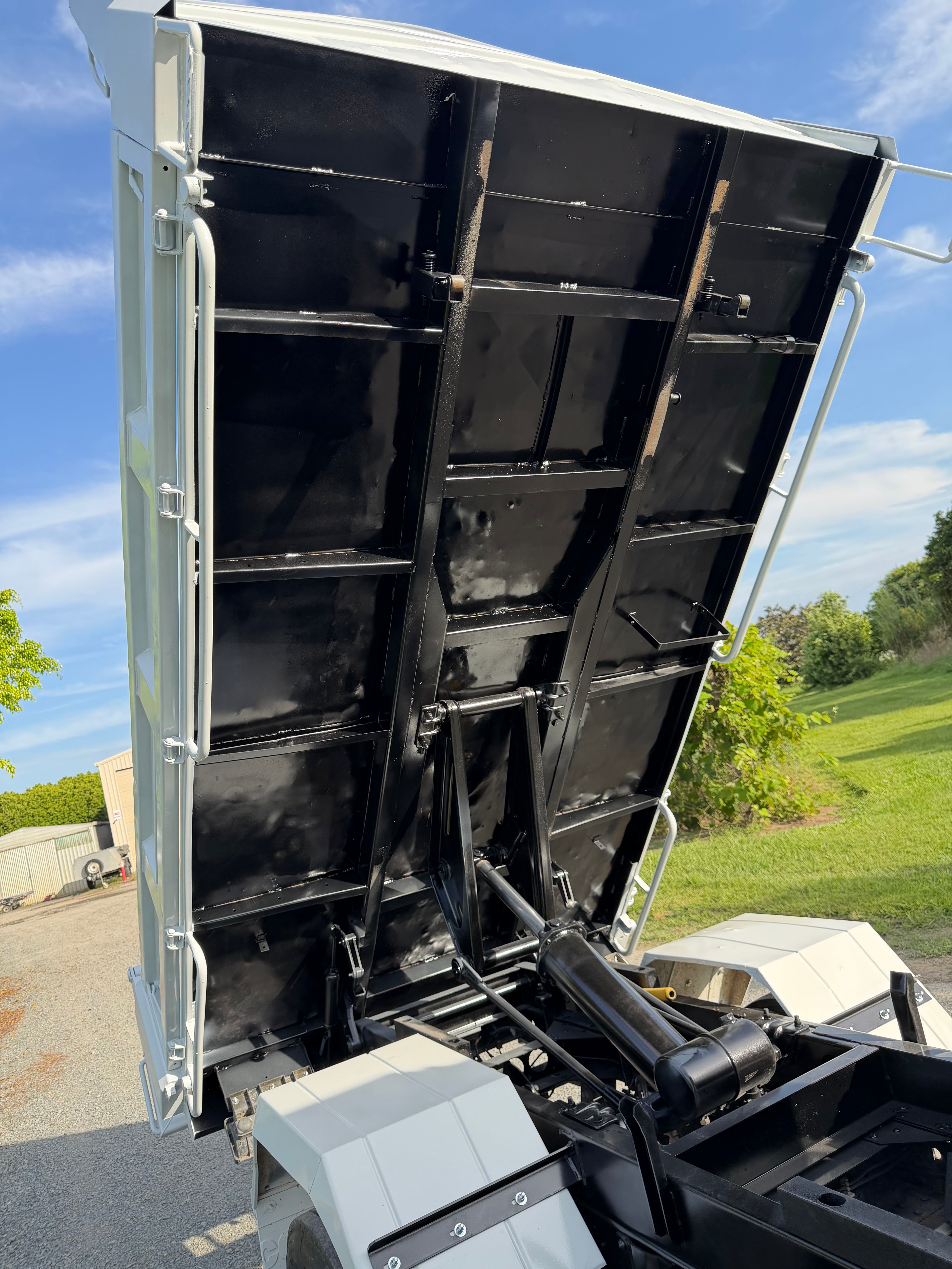 ISUZU NPR 200 tipper