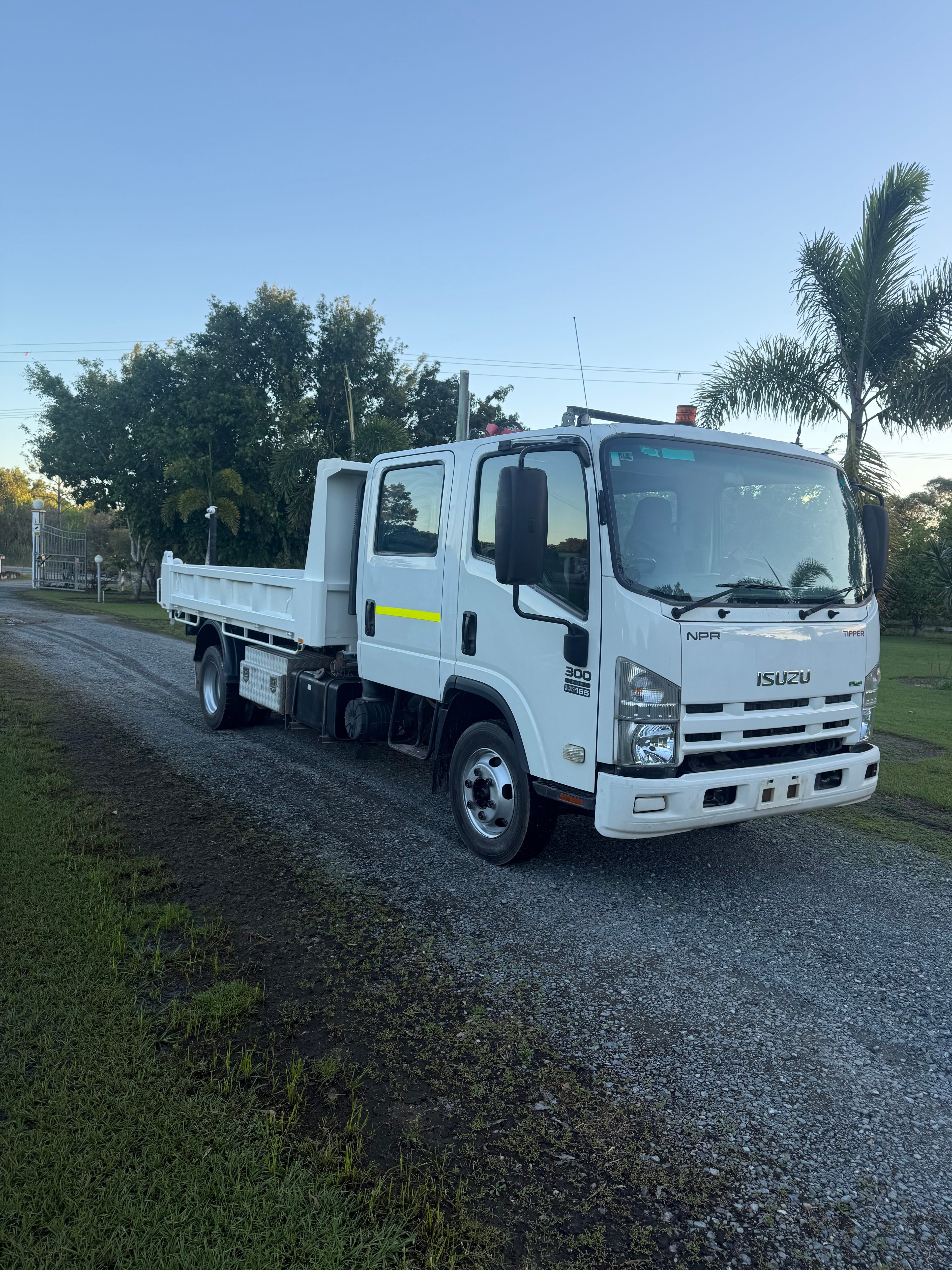 NPR 300 dual cab tipper with HIAB
