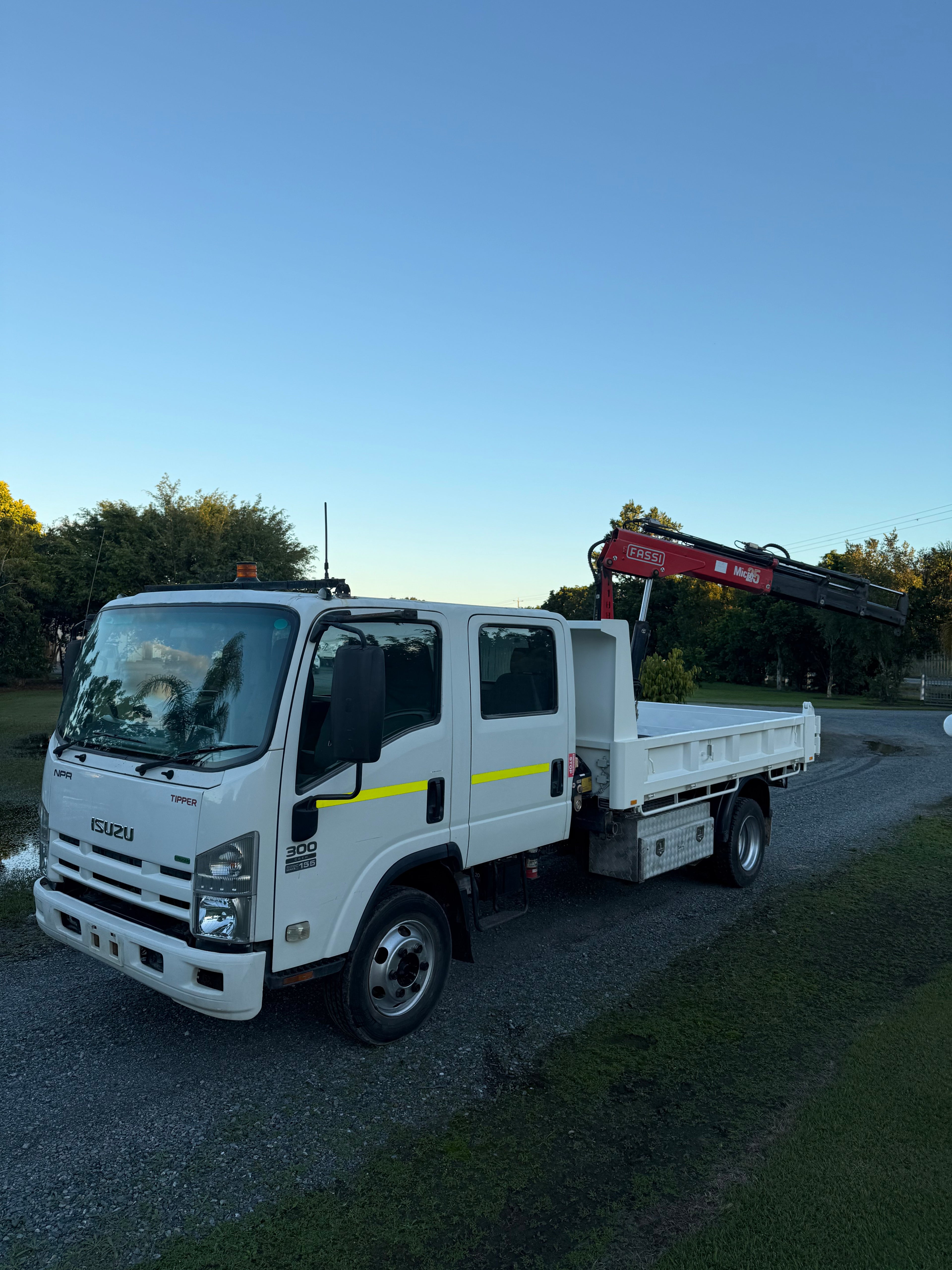 NPR 300 dual cab tipper with HIAB