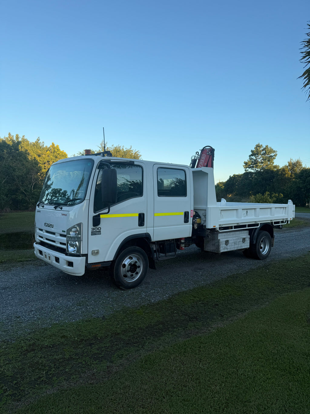NPR 300 dual cab tipper with HIAB