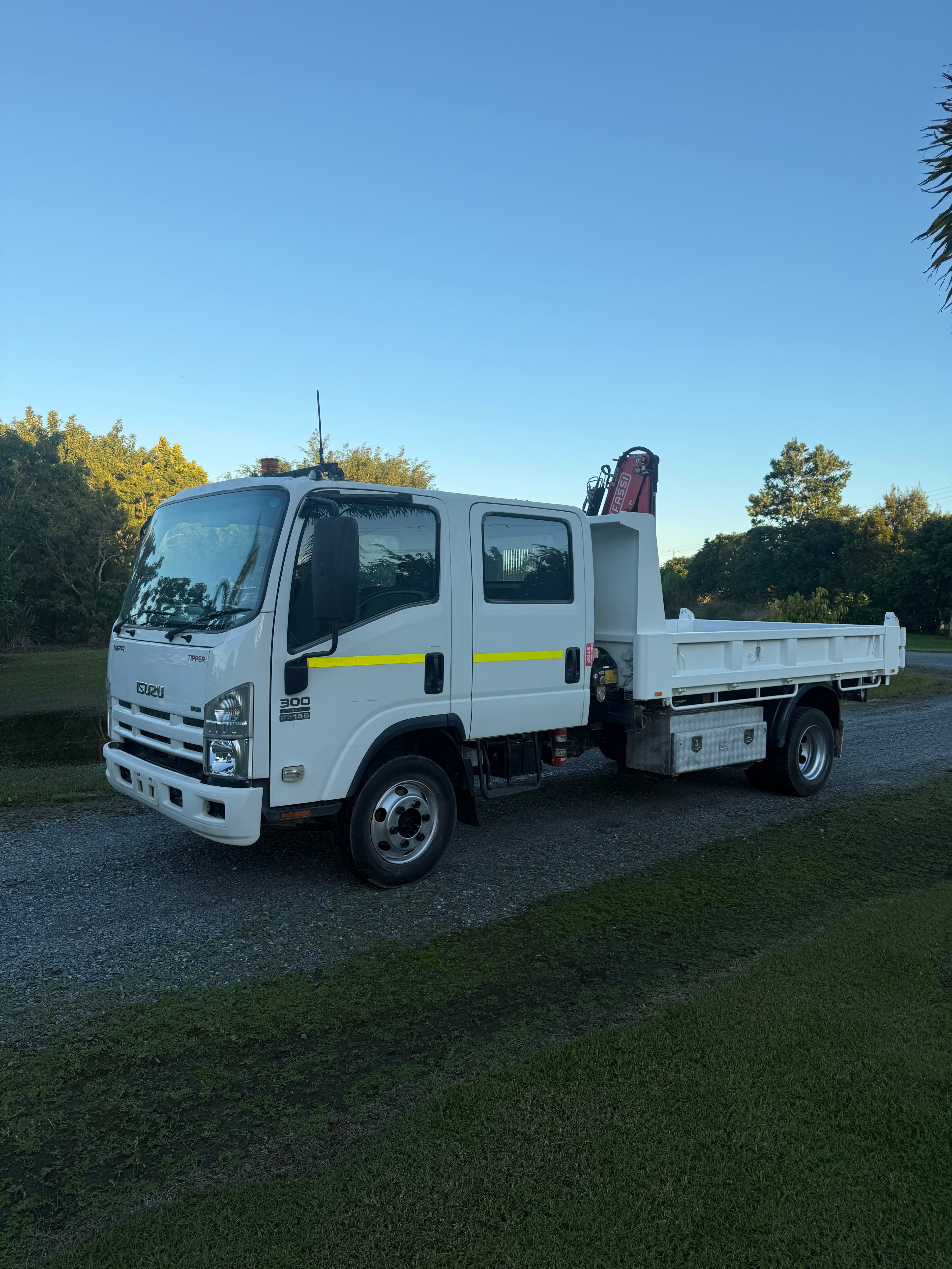 NPR 300 dual cab tipper with HIAB
