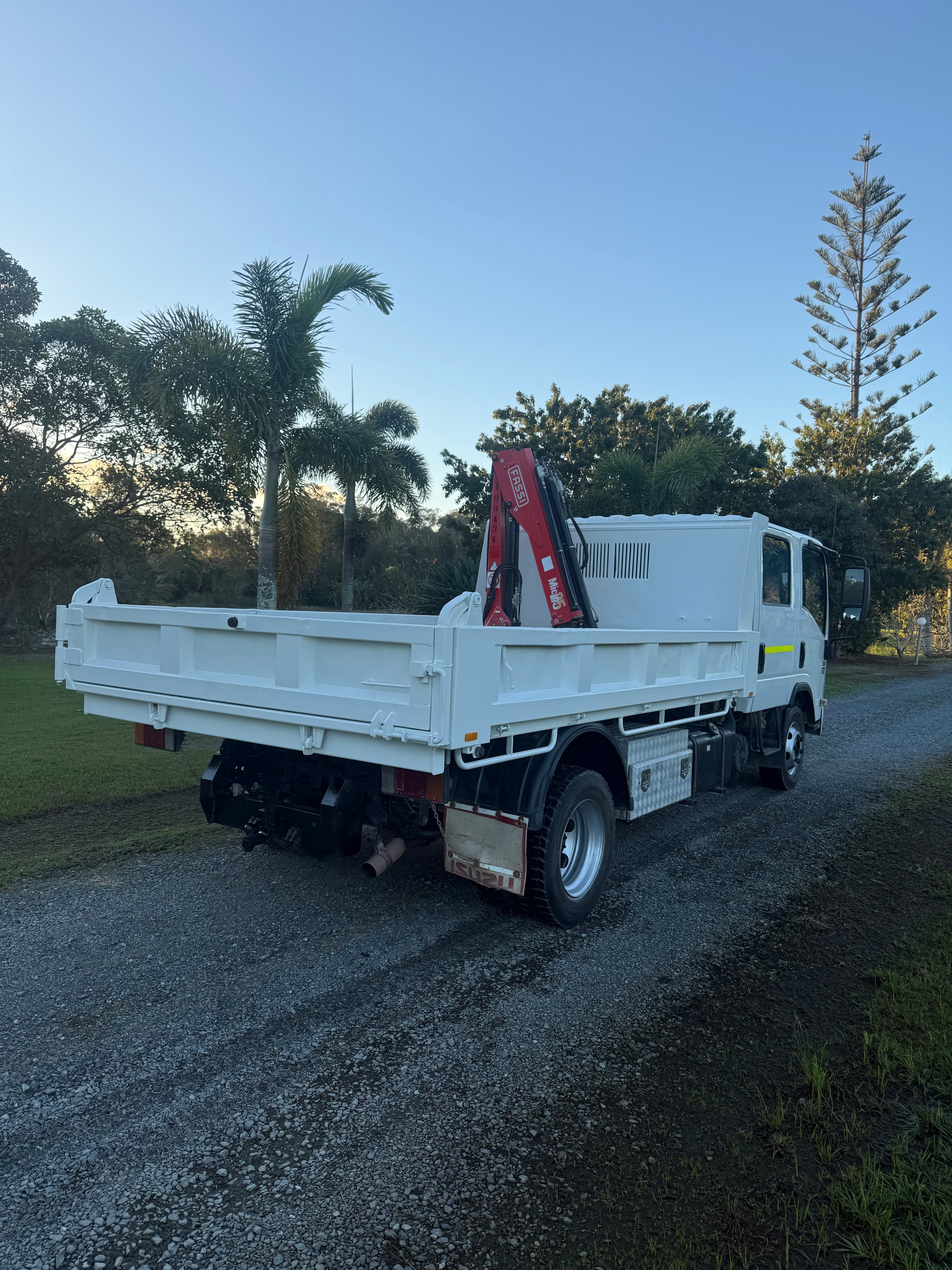 NPR 300 dual cab tipper with HIAB