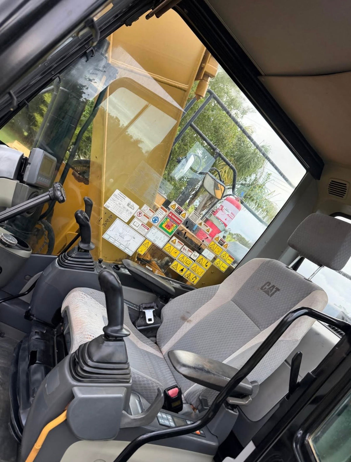 2015 Caterpillar  311F LRR