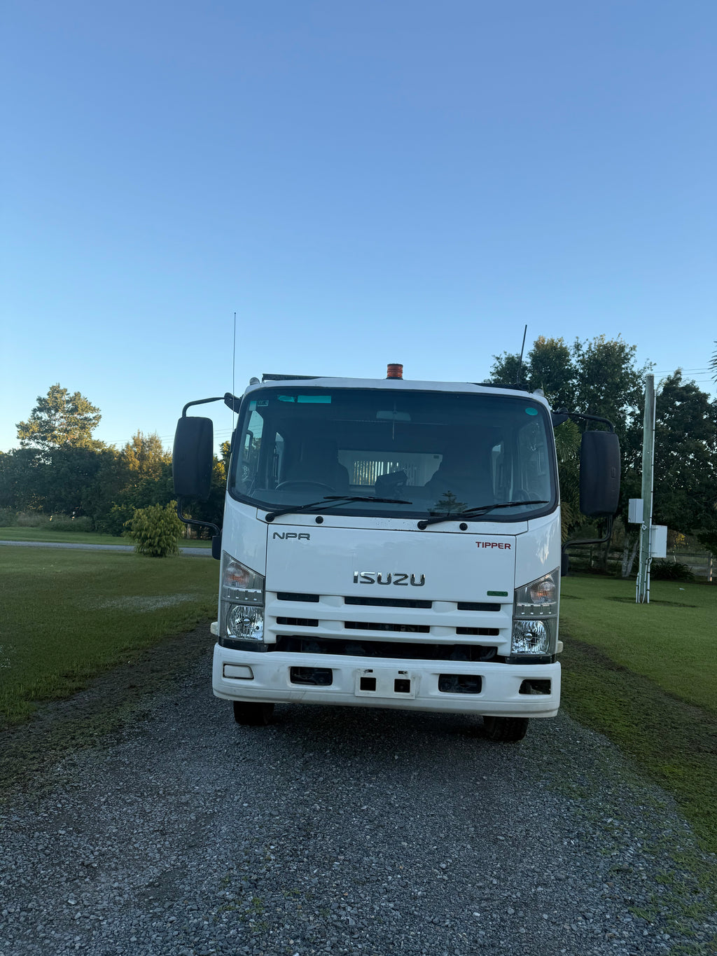 NPR 300 dual cab tipper with HIAB