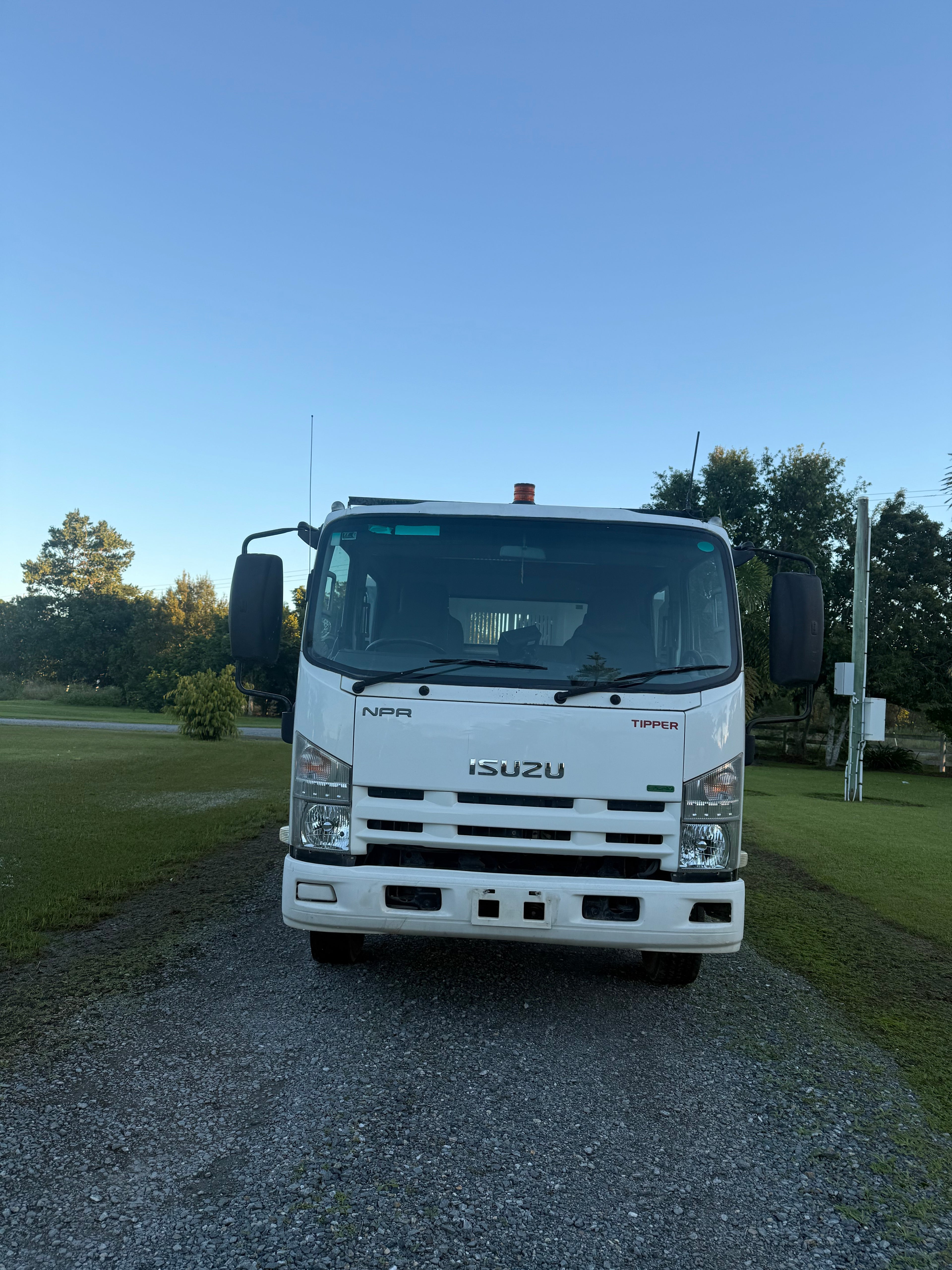 NPR 300 dual cab tipper with HIAB